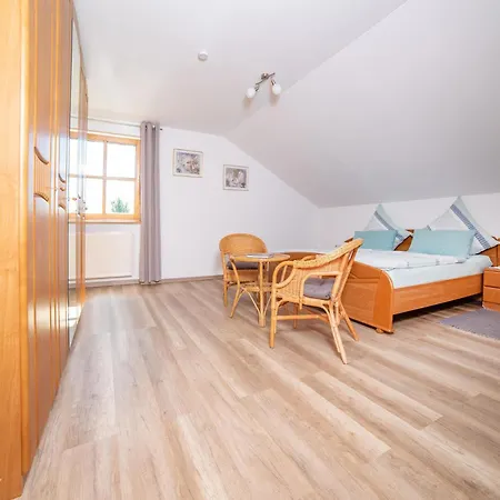 Cornelia Frisch Apartman *